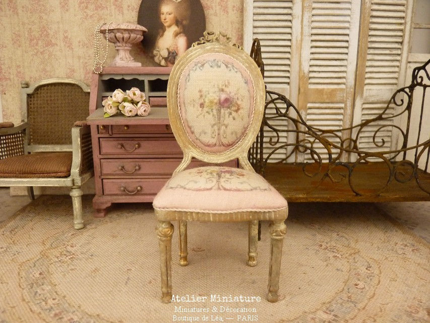 Thumbnail: Chaise médaillon Louis XVI en Bois, Marie-Antoinette, Roses Aubusson, 1/12