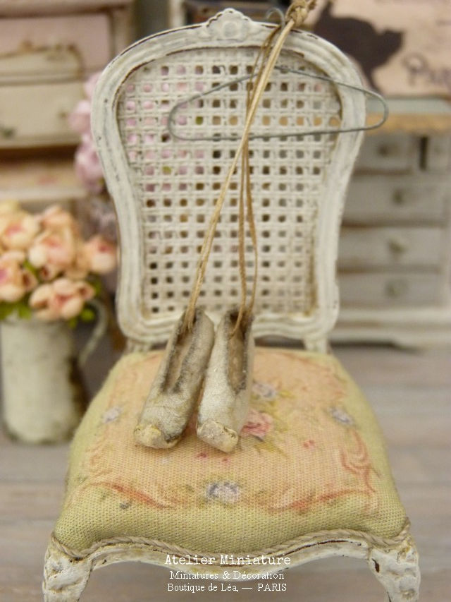 Thumbnail: Chaussons de Danse Miniatures, Échelle 1/12, Maison de Poupée