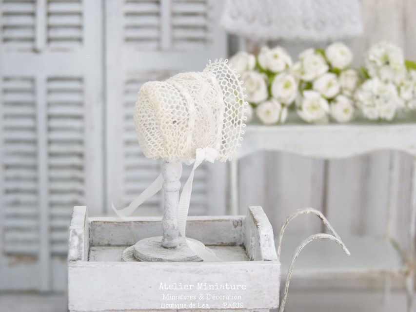 Miniature : Bonnet de bébé Miniature + Support, Dentelles Anciennes, Ruban Blanc