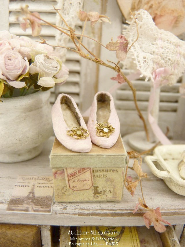 Thumbnail: Chaussures Miniatures Roses, Accessoire de Mode, Maison de Poupée