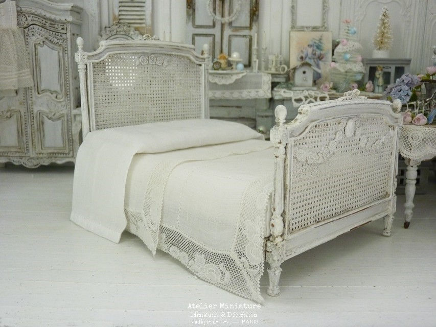 Miniature : Lit Louis XVI Miniature en Bois, Maison de Poupée à l'échelle 1/12