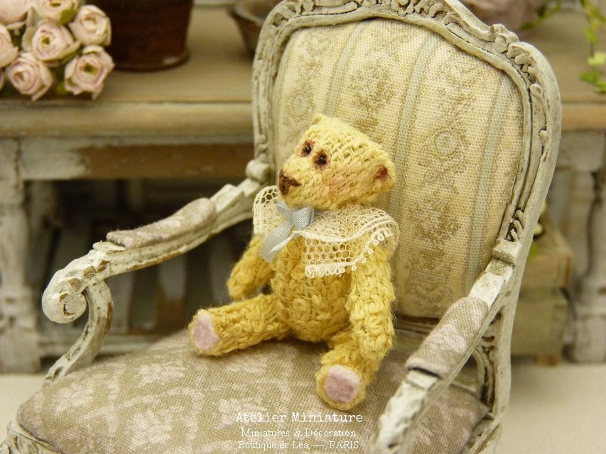 Thumbnail: Ourson  Miniature Jaune Ancien, Ruban Bleu, Maison de Poupée 1/12