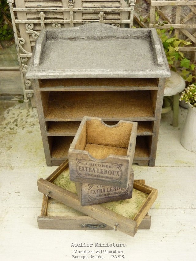 Miniature : Meuble miniature à casier, Esprit Brocante, Style Atelier, Maison de Poupée 1/12