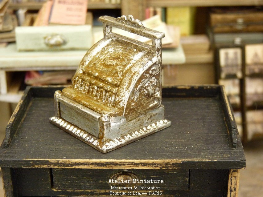 Thumbnail: Caisse Enregistreuse Vintage en Métal Rouillé, Maison de Poupée