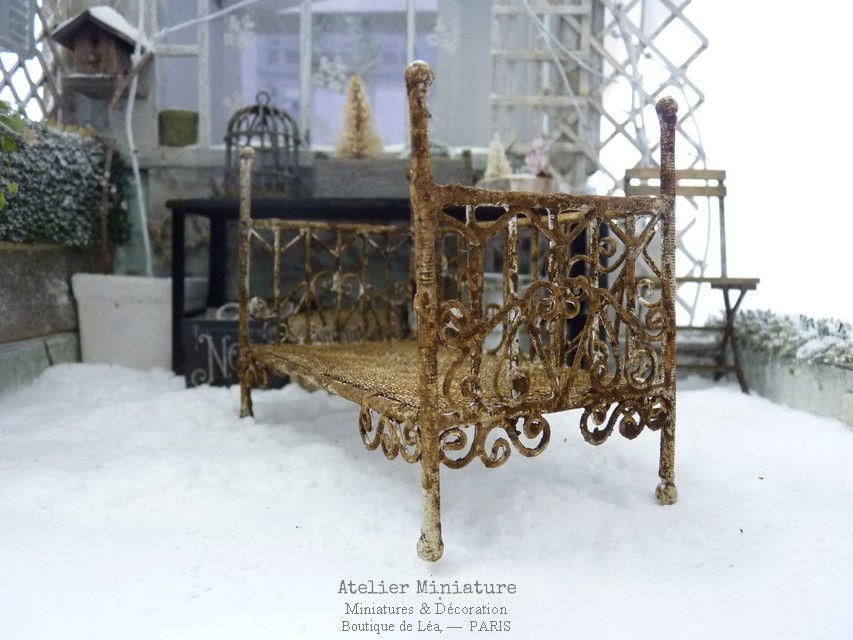 Thumbnail: Banquette - Lit d'Enfant en Métal Rouillé, Maison de Poupée, Échelle 1/12