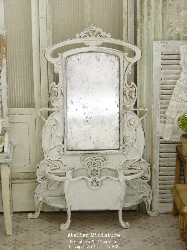 Thumbnail: Vestiaire Shabby Chic "Art Nouveau", Mobilier en bois, Maison de Poupée, 1/12