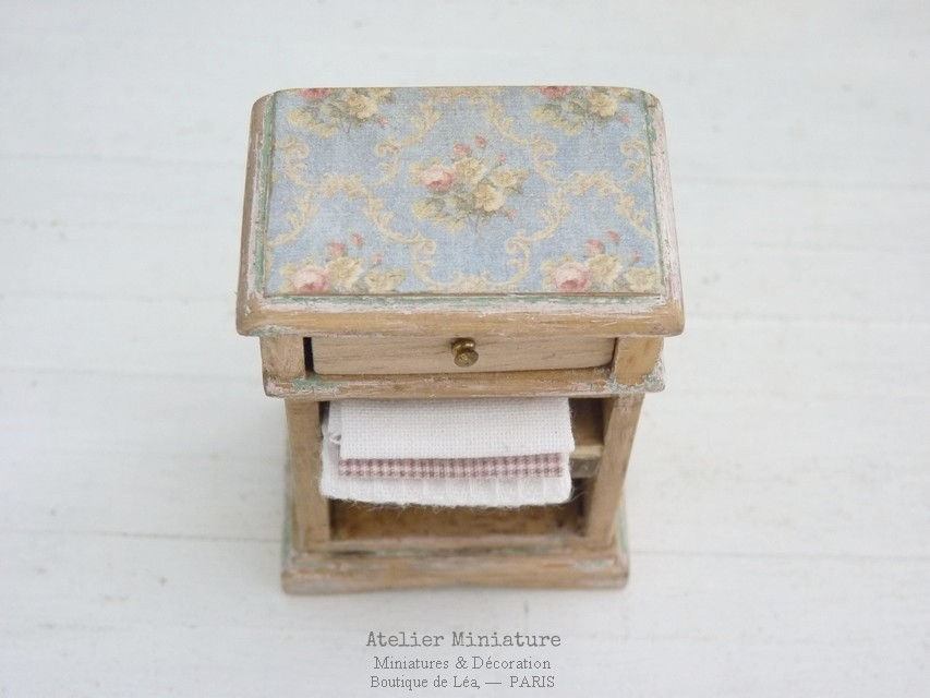 Miniature : Chevet Miniature, Shabby Chic Bois et Décors Fleuris, Maison de poupée