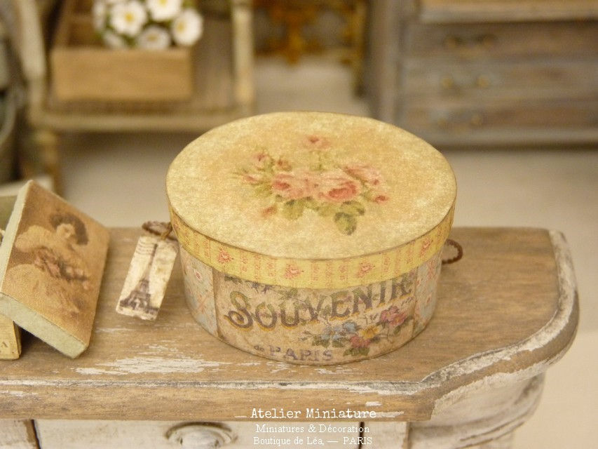 Thumbnail: Boîte à Chapeau Ovale, Intérieur Bleu, Maison de Poupée, Échelle 1/12