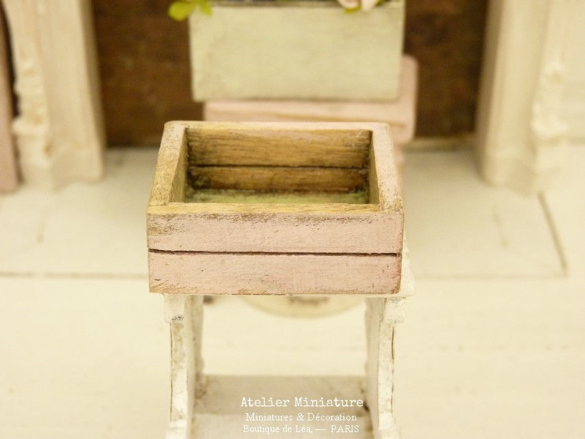 Thumbnail: Cagette Miniature en Bois, Rose et Vert, Échelle 1/12