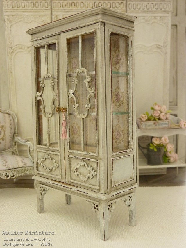 Thumbnail: Vitrine Shabby Chic, Miniature en Bois, Gris Gustavien, Échelle 1/12