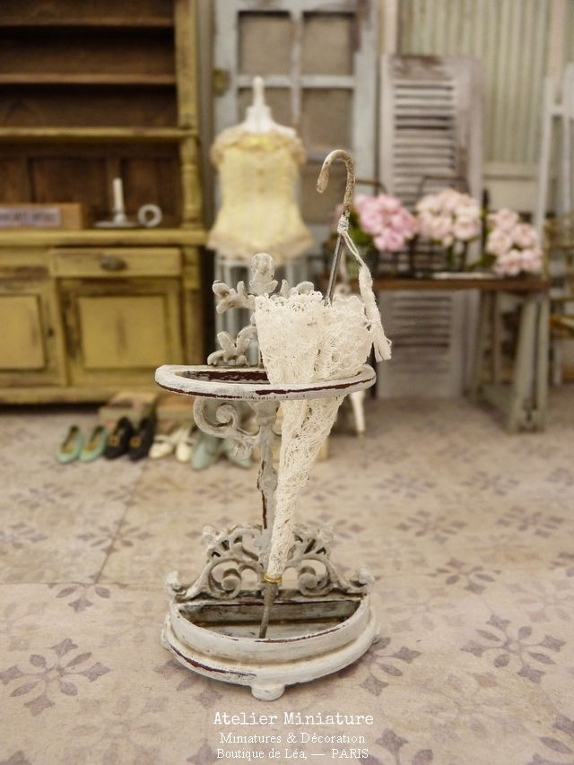 Thumbnail: Ombrelle Miniature, Maison de Poupée, Échelle 1/12