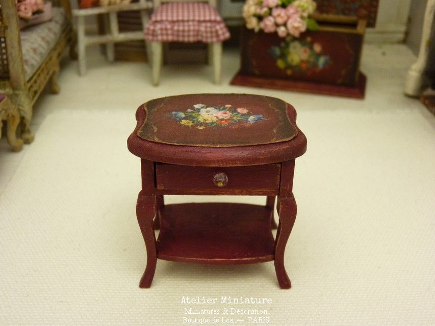 Miniature : Table chevet miniature, Rouge Bordeaux, Maison de poupée, Échelle 1/12