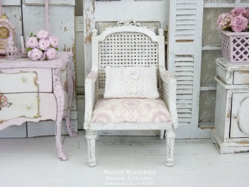 Miniature : Fauteuil Louis XVI, Blanc Shabby Chic, Imitation Cannage, Maison de Poupée
