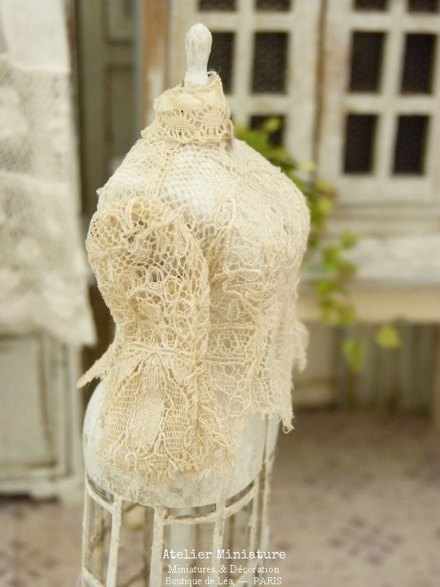 Thumbnail: Corsage en Dentelle Ancienne, Camée Bleu, Ruban de Soie