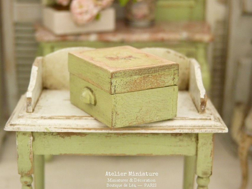 Miniature : Coffret miniature en bois, Vert Provence vieilli, Décor imprimé "Roses Aubusson"