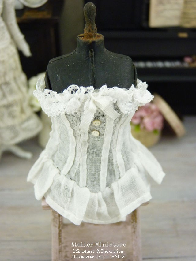 Thumbnail: Corset miniature, Cotonnade et dentelle anciennes, Ruban de Soie Blanche