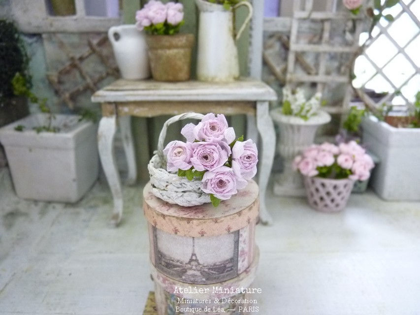 Panier en Osier + Bouquet de 5 Roses Anglaises Miniatures, Fleurs en Papier