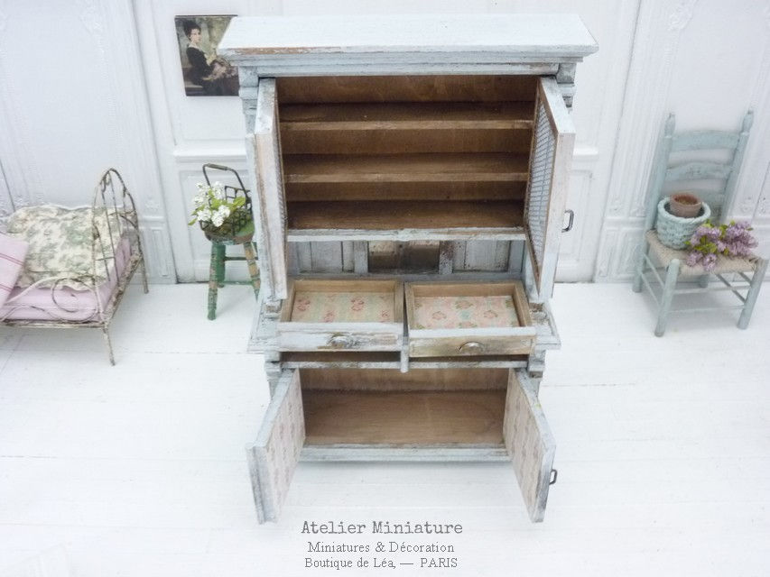 Miniature : Vaisselier Parisien Miniature en Bois, Chippy Shabby Bleu Ciel