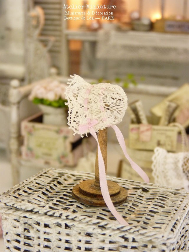 Miniature : Support en bois et Bonnet de bébé Miniatures, Ruban de Soie