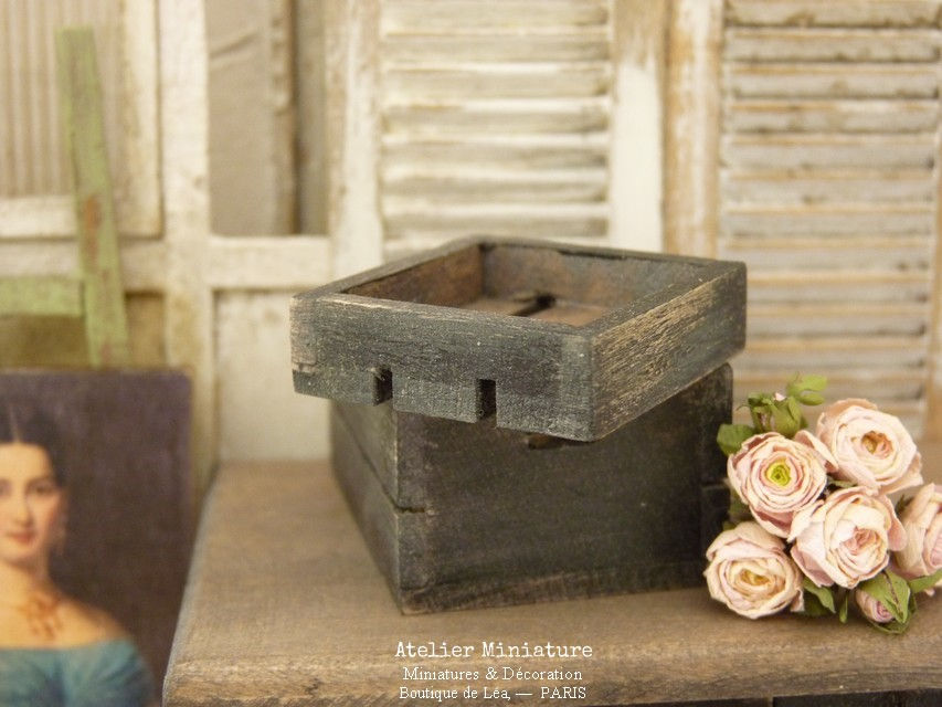Miniature : Cagette Miniature en Bois, Noir, Maison de Poupée, Échelle 1/12