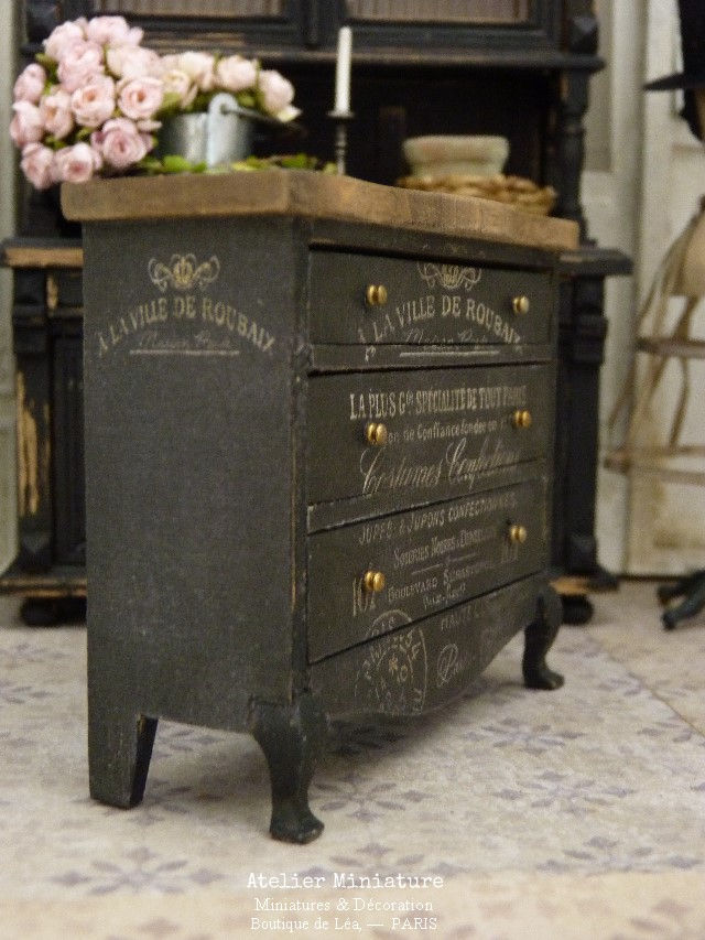 Miniature : #1-Commode Brocante Typographie, Décors Imprimés, Maison de Poupée, Échelle 1/12