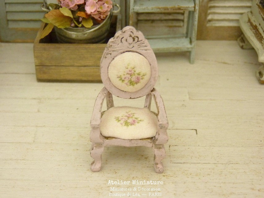 Thumbnail: Fauteuil Rose Pâle, Échelle 1/24, Miniature en bois, Maison de Poupée