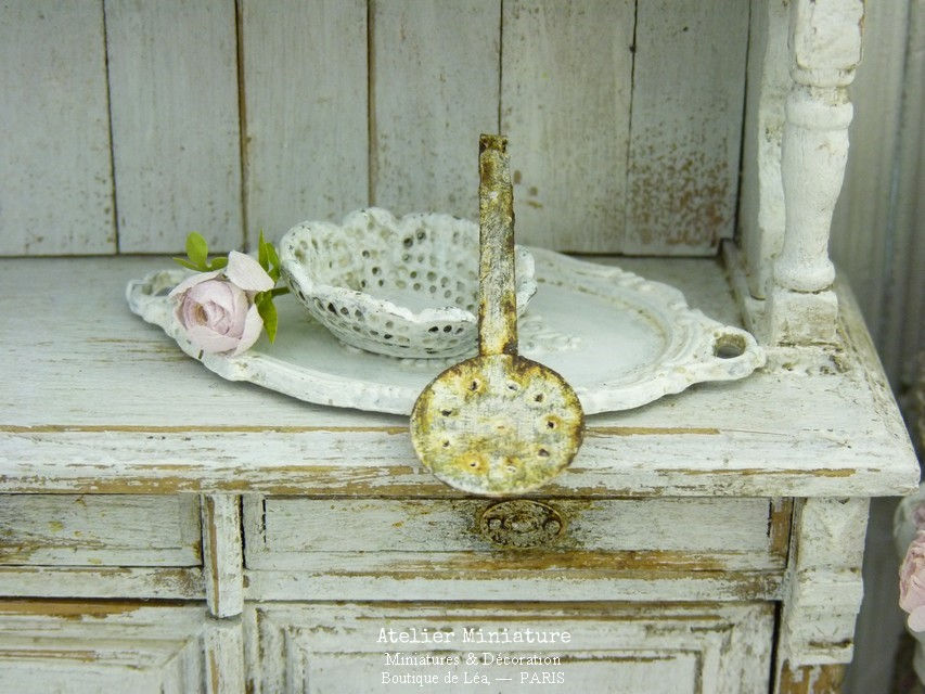 Écumoire Miniature en Métal Rouillé, Maison de Poupée, Échelle 1/12
