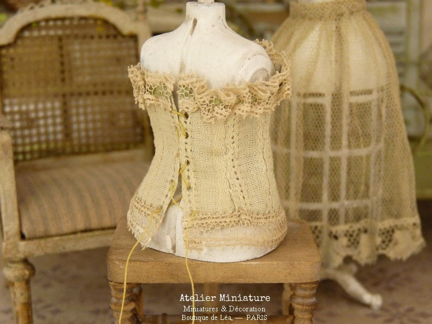 Thumbnail: Corset miniature, Dentelle Ancienne, Ruban de Soie, Échelle 1/12
