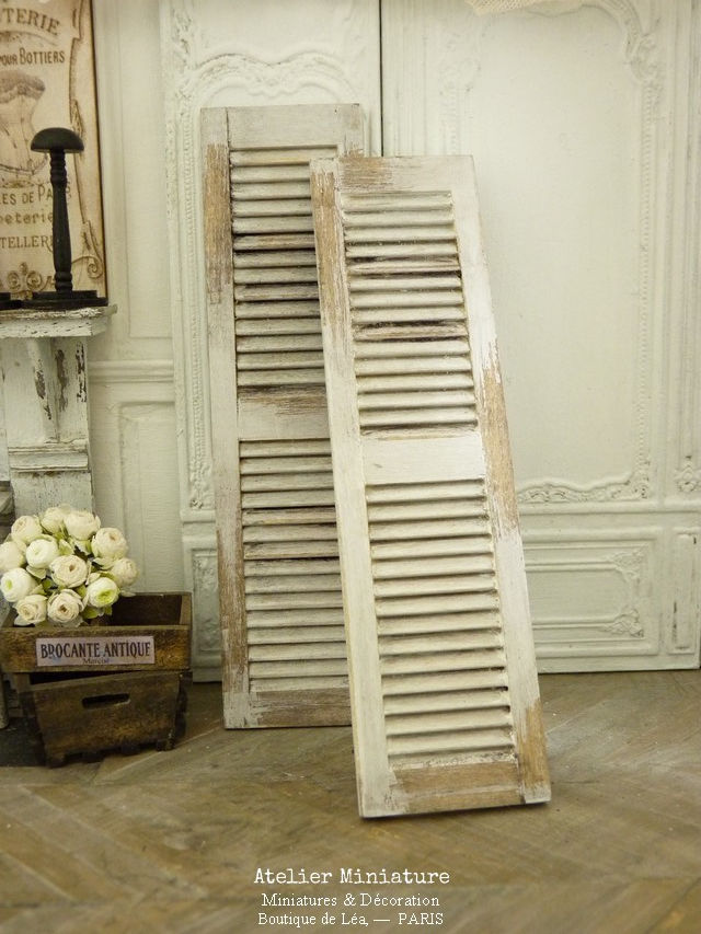 Thumbnail: Paire de Persiennes Miniatures en Bois, Blanc Vieilli, Maison de Poupée