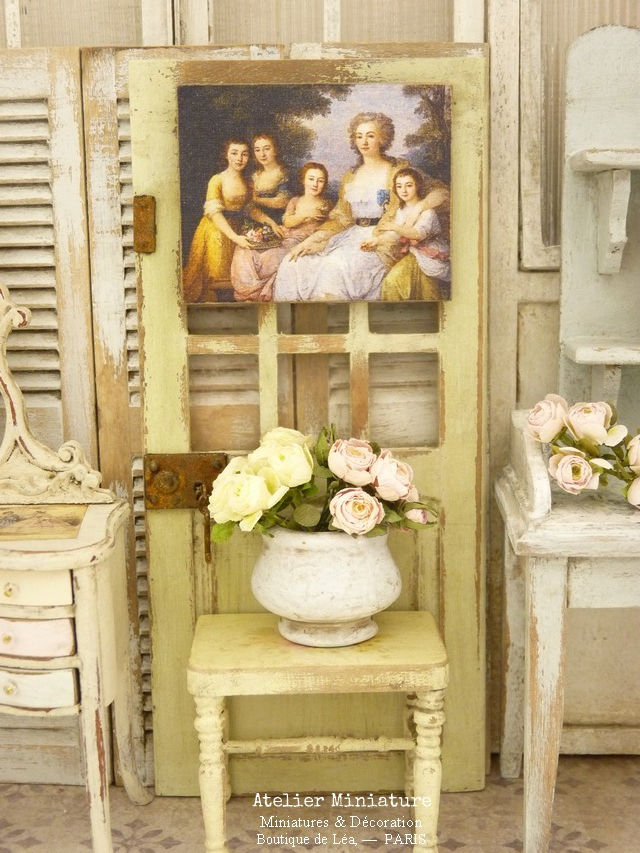 Thumbnail: Panneau Miniature en Bois, Portrait de Famille du XVIIIe, Échelle 1/12