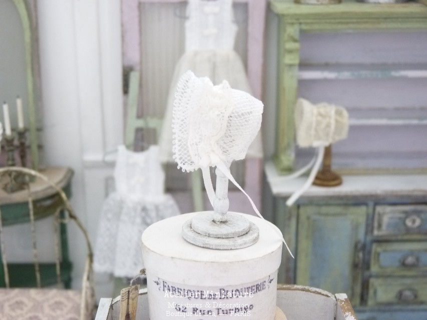 Miniature : Bonnet de bébé Miniature + Support , Dentelles Anciennes Blanches, Ruban de Soie