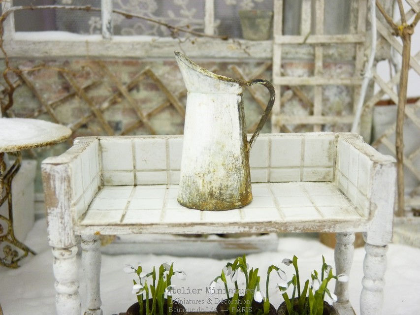 Miniature : Broc Miniature Blanc, Imitation Émail Vieilli Rouillé, Maison de Poupée