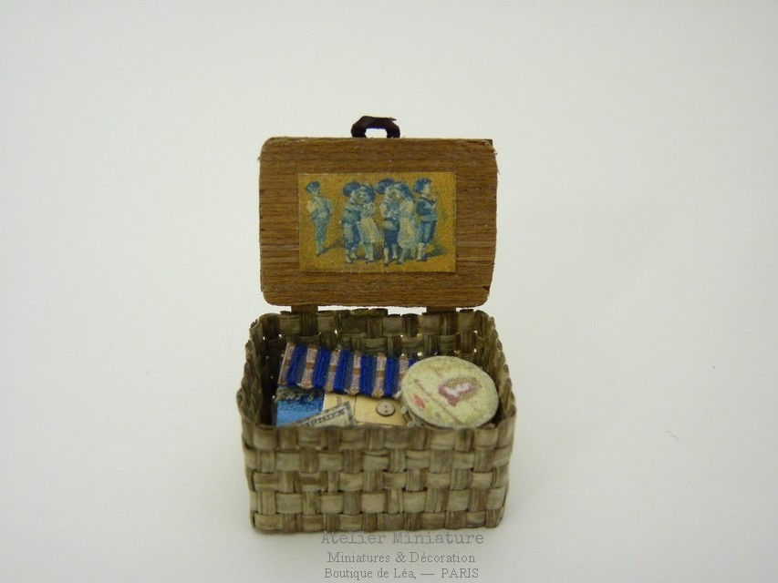 Thumbnail: Boîte de Mercerie Ancienne Miniature, Maison de Poupée, Échelle 1/12