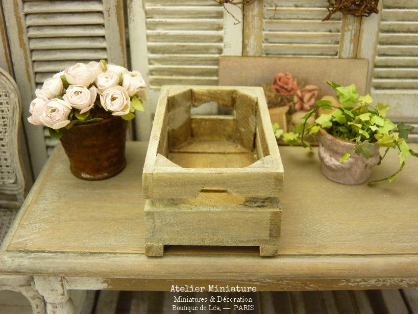 Miniature : Cagette Miniature en Bois Vieilli Cérusé, Échelle 1/12
