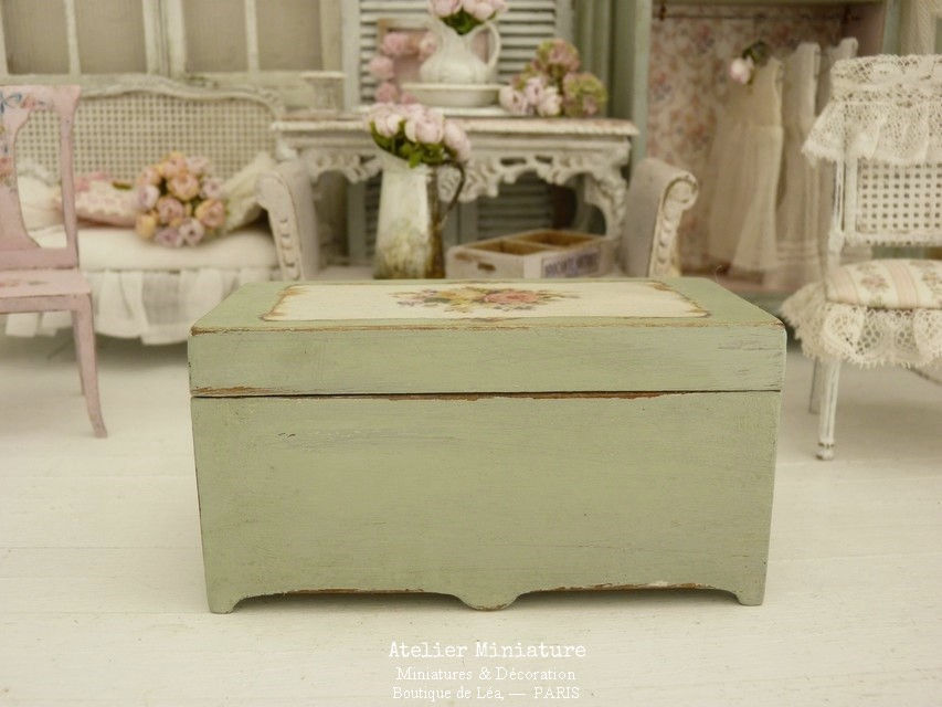 Thumbnail: Coffre Miniature en Bois, Maison de Poupée, Échelle 1/12