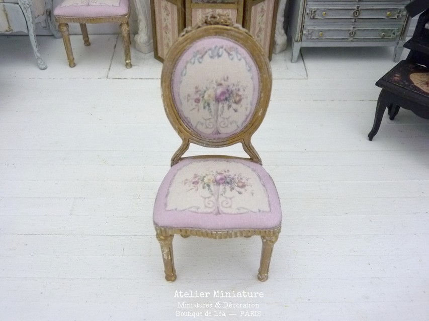 Thumbnail: Chaise médaillon Louis XVI en Bois, Marie-Antoinette, Roses Aubusson