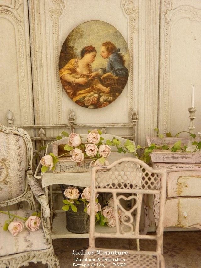 Thumbnail: Panneau Ovale Miniature en Bois, Couple XVIIIe, Maison de Poupée 1/12
