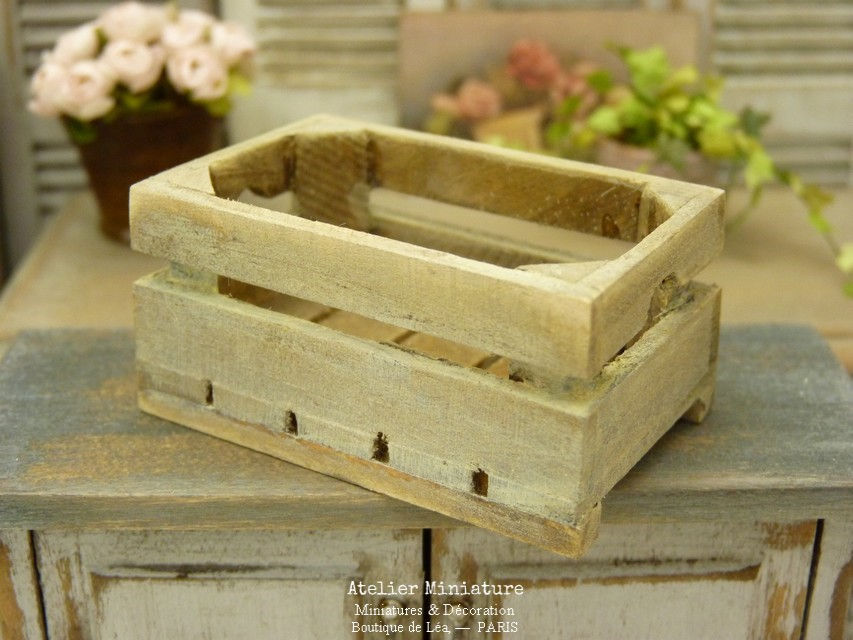 Miniature : Cagette Miniature en Bois Vieilli Cérusé, Échelle 1/12