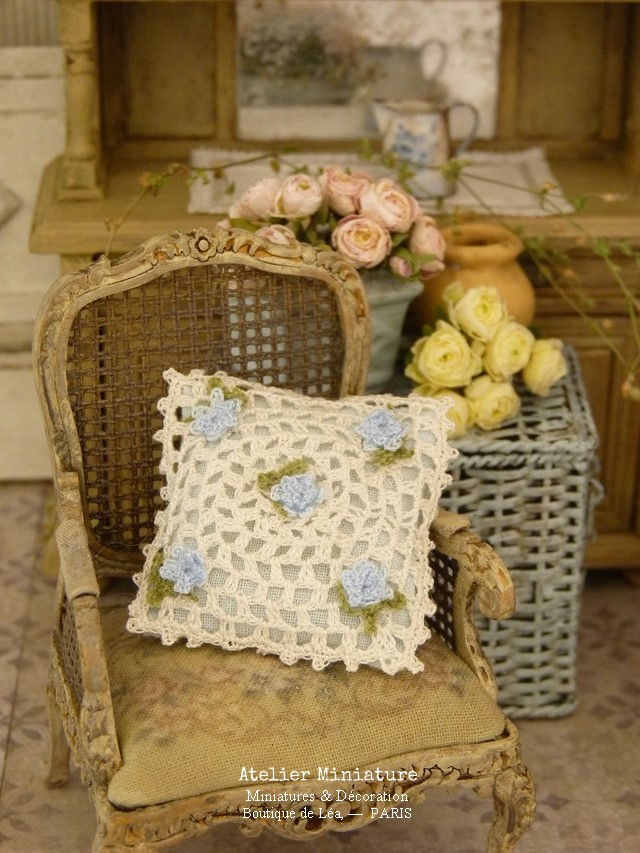 Thumbnail: Coussin Miniature au Crochet, Roses Romantiques Bleues, Maison de Poupée