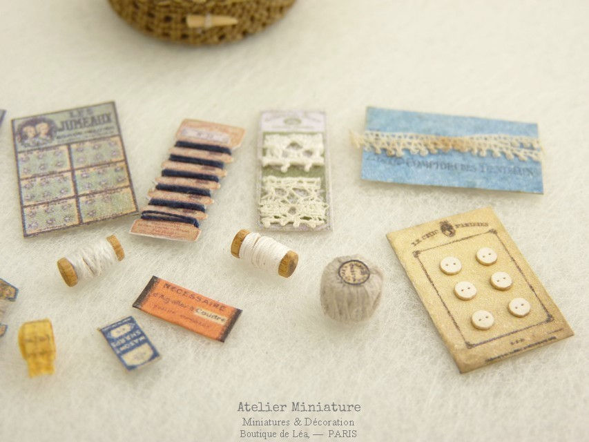 Miniature : Boîte de Mercerie Ancienne Miniature, Maison de Poupée, Échelle 1/12
