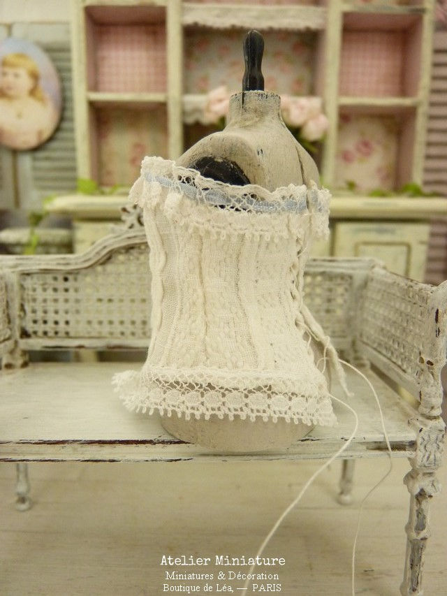 Miniature : Corset miniature, Cotonnade et dentelle anciennes, Ruban de Soie Bleue