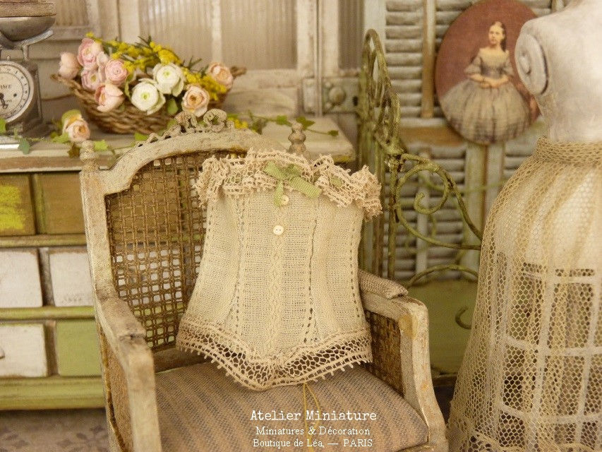Thumbnail: Corset miniature, Dentelle Ancienne, Ruban de Soie, Échelle 1/12