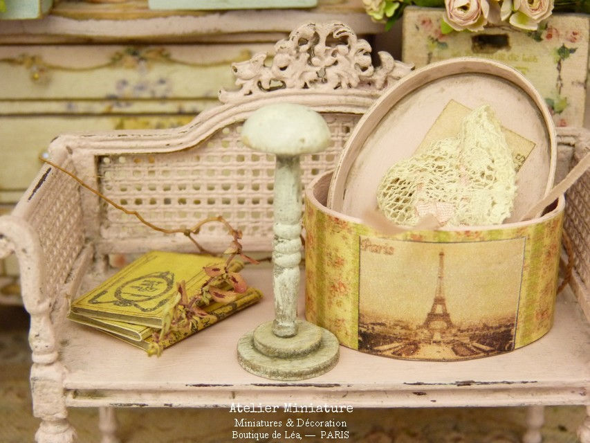 Miniature : Support en bois et Bonnet de bébé Miniatures, Dentelle ancienne, Ruban Rose,1/12