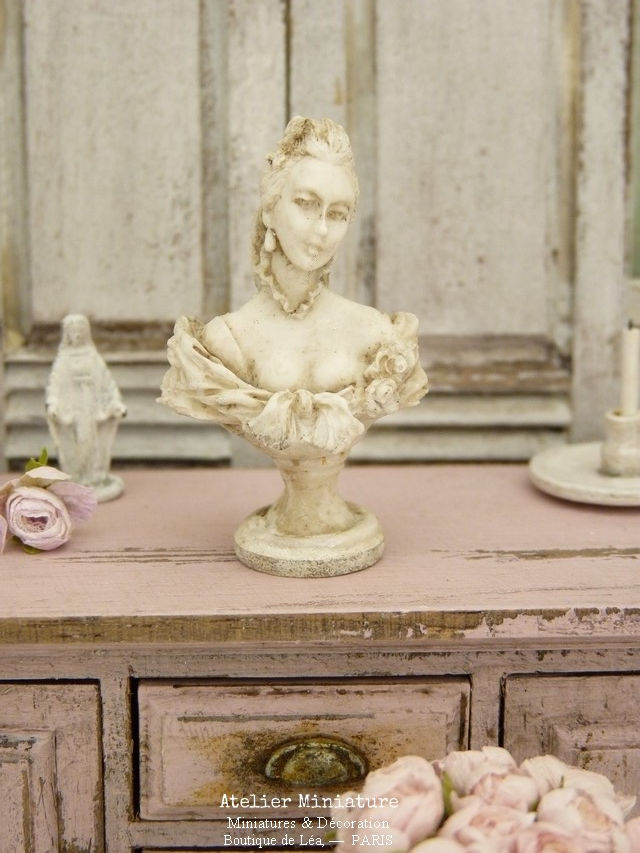 Thumbnail: Buste Miniature en Résine, Femme XVIIIe, Façon Plâtre Vieilli
