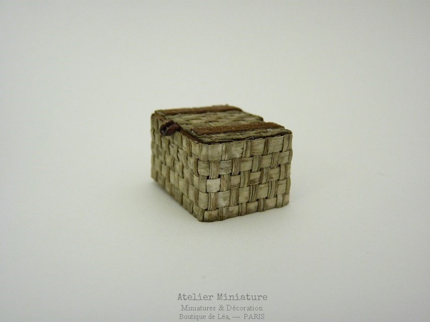Thumbnail: Boîte de Mercerie Ancienne Miniature, Maison de Poupée, Échelle 1/12
