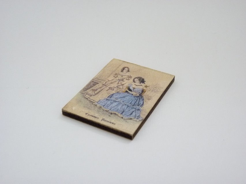 Thumbnail: Panneau Miniature en Bois, Costumes Parisiens,  Échelle 1/12