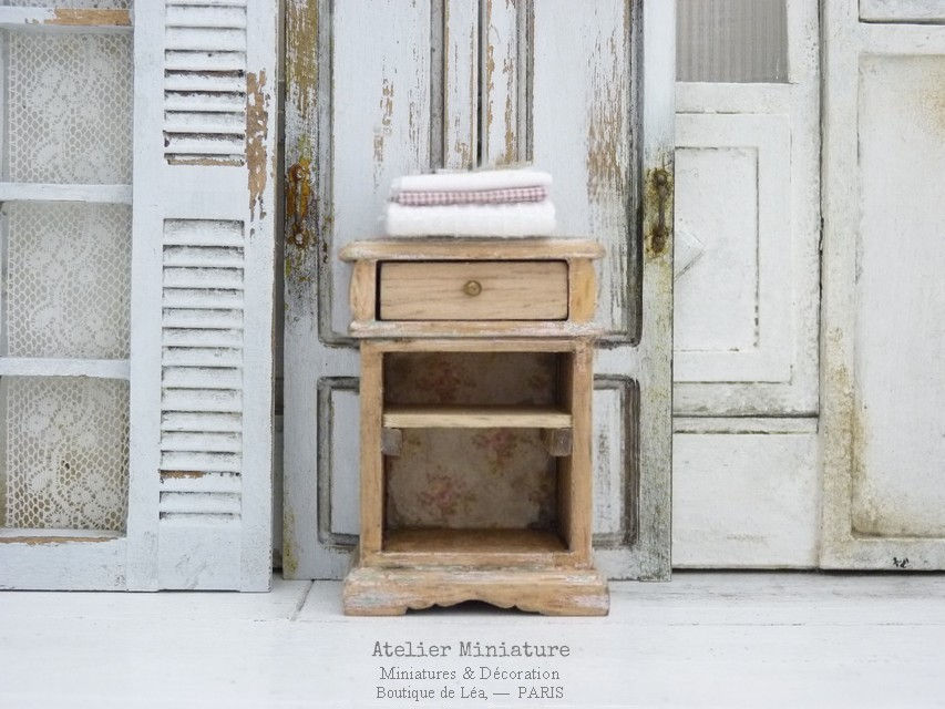 Miniature : Chevet Miniature, Shabby Chic Bois et Décors Fleuris, Maison de poupée