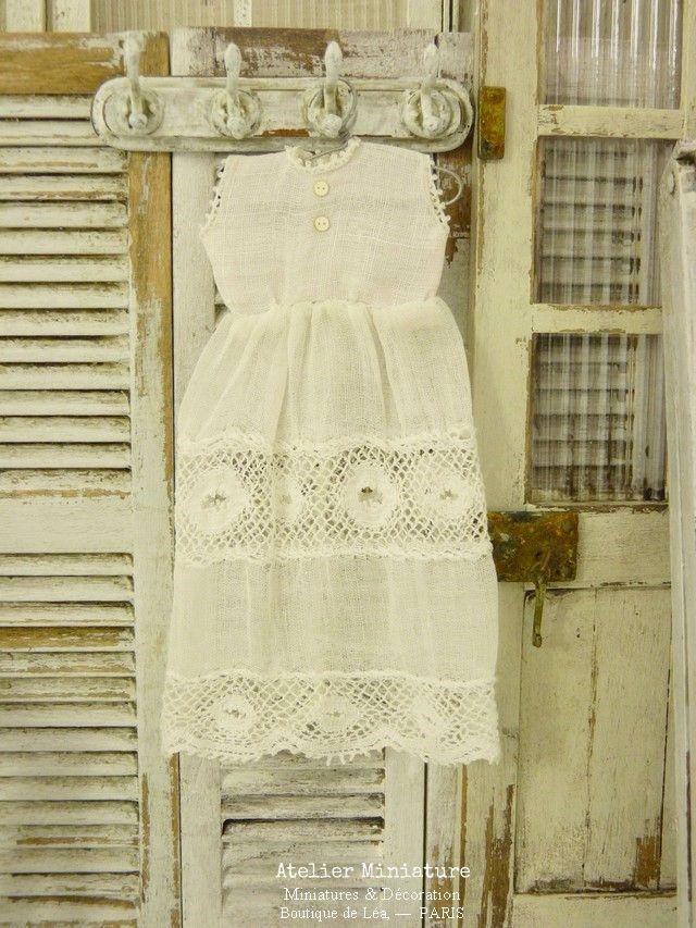 Miniature : Robe Miniature, Dentelle Romantique Blanche, Échelle 1/12