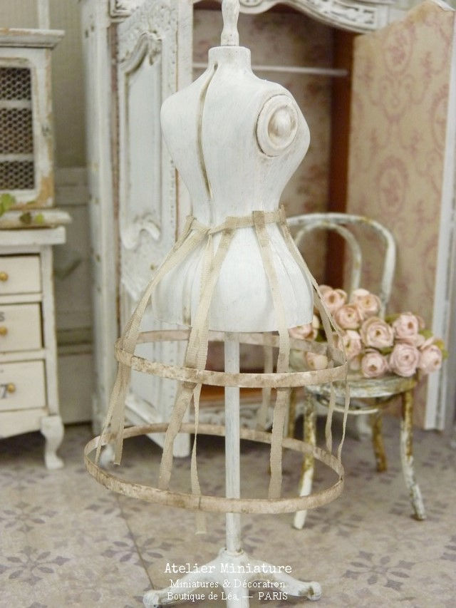 Thumbnail: Crinoline Miniature, Mode Ancienne à l'Échelle 1/12