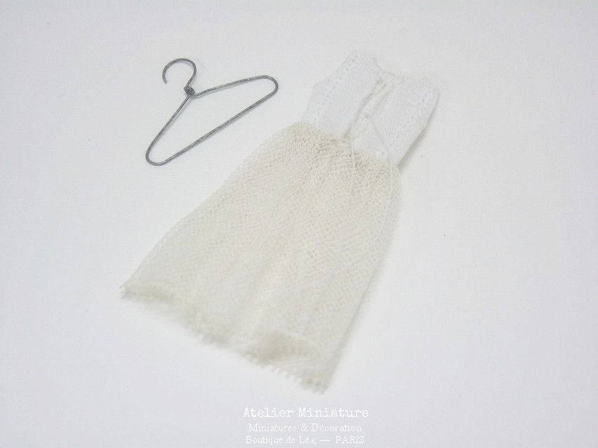 Thumbnail: Robe Blanche Romantique en Tulle Ancien Miniature, Échelle 1/12